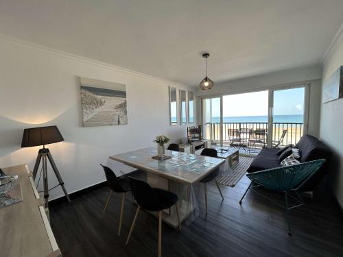 un salon avec une table et un canapé dans l'établissement Appartement 2 pièces avec parking à Saint-Jean-de-Monts - FR-1-224C-257, à Saint-Jean-de-Monts