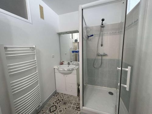 une salle de bain avec douche et lavabo dans l'établissement Appartement 2 pièces avec parking à Saint-Jean-de-Monts - FR-1-224C-257, à Saint-Jean-de-Monts