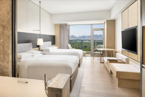 Ένα ή περισσότερα κρεβάτια σε δωμάτιο στο Yantai Marriott Hotel