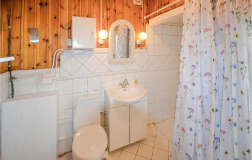 y baño con aseo y lavamanos. en Beach Front Home In Frvik With House Sea View, en Arendal