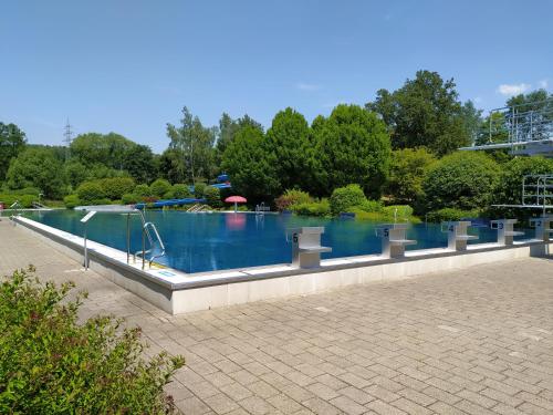 una gran piscina en un parque en Oederan One Room Apartment 33m2 Mindestens 1 Monat Reservierung, en Oederan