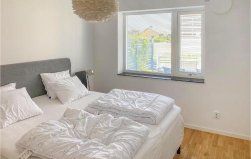 een slaapkamer met 2 bedden en een raam bij Cozy Home In Simrishamn With Wifi in Simrishamn