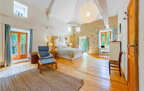 - une chambre avec un lit et une chaise dans l'établissement 4 Bedroom Amazing Home In Caylus, à Caylus