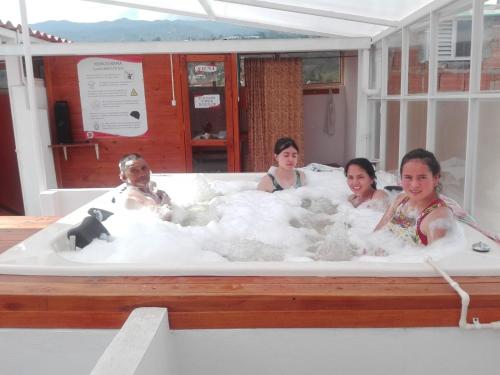 um grupo de pessoas sentadas numa banheira em Posada Turística Estancia Real em Sutamarchán