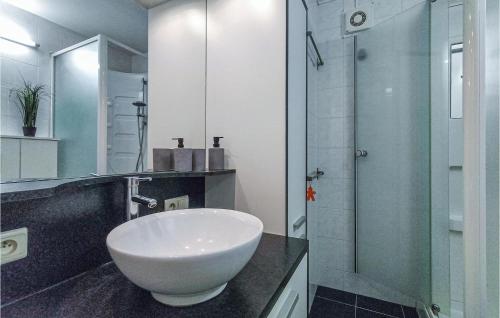 Koupelna v ubytování Lovely Apartment In Oostende With Kitchen