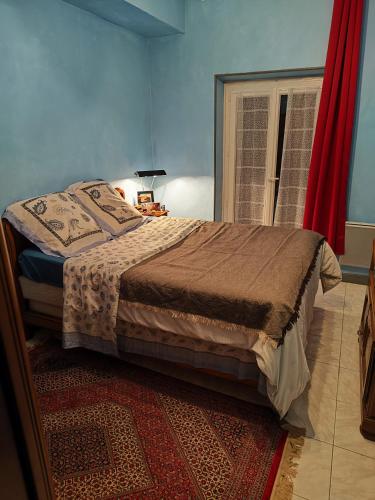 1 dormitorio con 1 cama grande y ventana en Chambre privée Place Garibaldi nice, en Niza