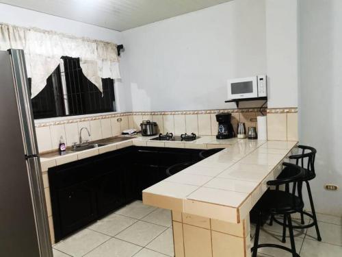 eine Küche mit einer Spüle und einer Arbeitsplatte in der Unterkunft Casa Abundancia in Aguas Zarcas