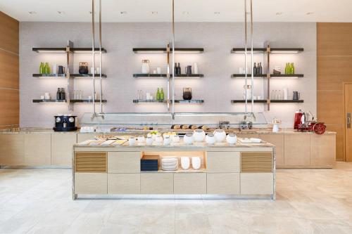 オクラホマシティにあるAC Hotel by Marriott Oklahoma City Bricktownのキッチン(食器類付きカウンター付)