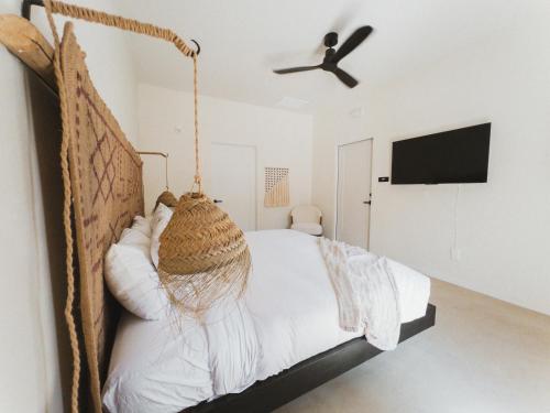 a bedroom with a swinging bed with a ceiling fan at Yara Hotel - Adults Only in Palm Springs
