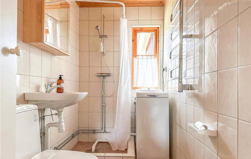 y baño con ducha, aseo y lavamanos. en Beautiful Home In Trosa With Kitchen en Trosa