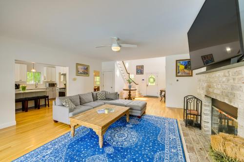Una televisión o centro de entretenimiento en Pet-Friendly Southampton Paradise with Pool!