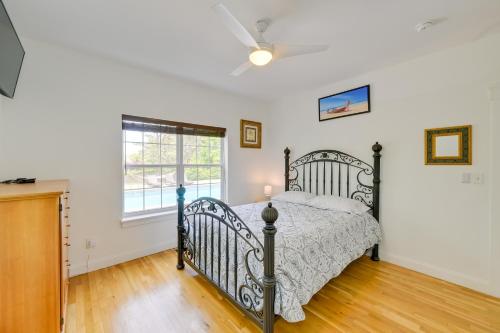 Una cama o camas en una habitación de Pet-Friendly Southampton Paradise with Pool!