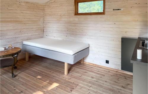 HörbyにあるAmazing Home In Hörbyの木製の壁のベッド1台が備わる小さな客室です。