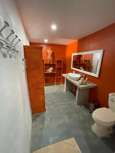 a bathroom with a toilet and a sink at Casa Faro in Saboga