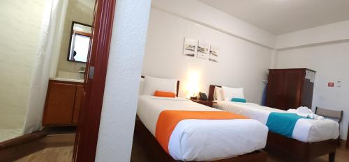 Кровать или кровати в номере Voyager Sun & Reef Hotel