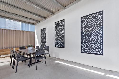 a dining room with a table and chairs at Apple & Grape Motel in Stanthorpe