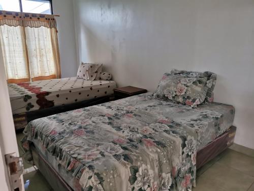 1 dormitorio con 1 cama, 1 silla y 1 ventana en Wubao Villa dekat hotel Le Eminence Kota Bunga, en Cikundul