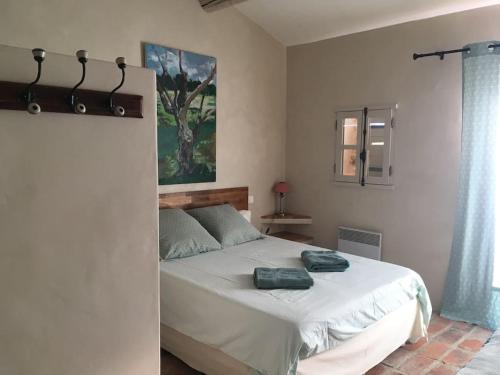 1 dormitorio con 1 cama blanca grande en una habitación en Gite des amis Domaine de Mas Caron, en Caromb