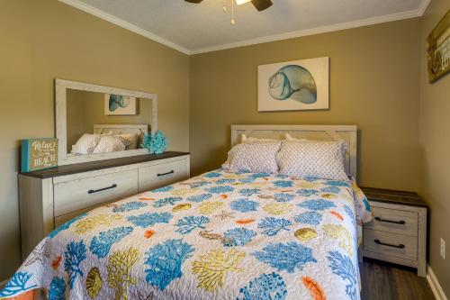 Postel nebo postele na pokoji v ubytování North Topsail Beach Vacation Rental with Balcony!