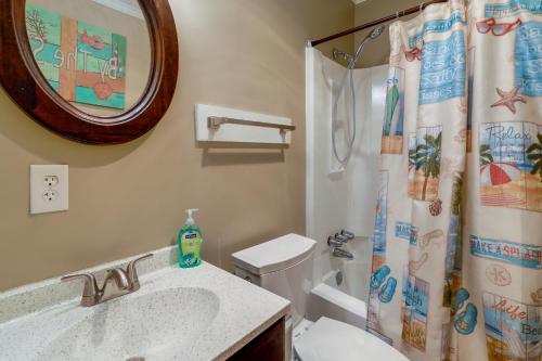 Koupelna v ubytování North Topsail Beach Vacation Rental with Balcony!