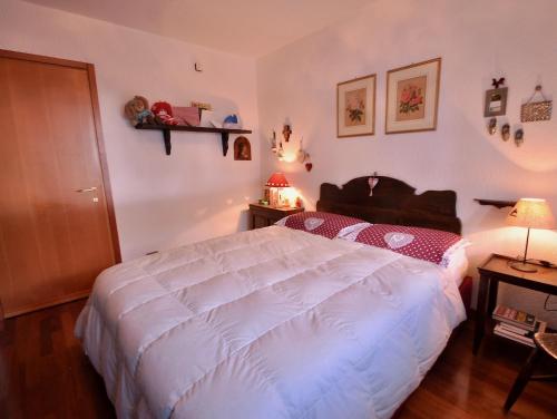 a bedroom with a large white bed in a room at Casa Colmet - Bilocale Spazioso La Thuile in La Thuile
