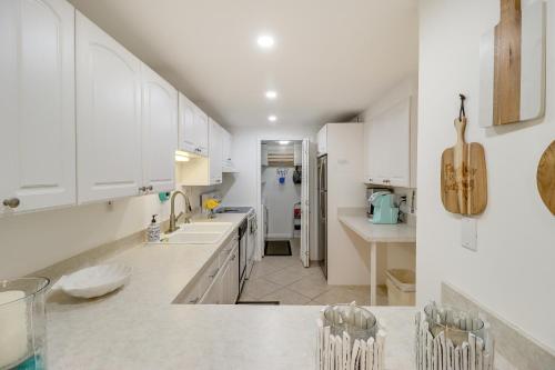 Η κουζίνα ή μικρή κουζίνα στο Ocean-View Key Colony Beach Condo with Pool Access!