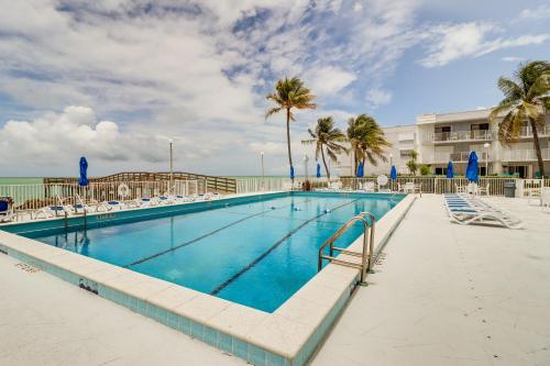 Πισίνα στο ή κοντά στο Ocean-View Key Colony Beach Condo with Pool Access!