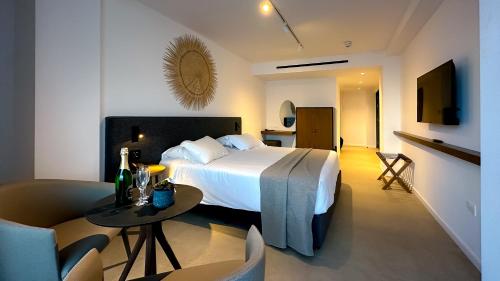 阿依納帕的住宿－Tasia Maris Beach Hotel - Adults Only，酒店客房带一张床、一张桌子和椅子