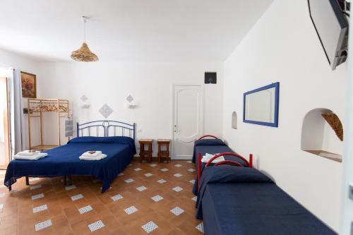 ein Schlafzimmer mit zwei Betten in einem Zimmer in der Unterkunft ALESSANDRAB&B in Lipari
