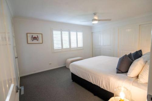 - une chambre avec un grand lit et une fenêtre dans l'établissement Fantastic central location, à Noosaville