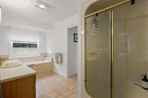 un baño con ducha y lavabo en Cowes Family Haven, en Cowes