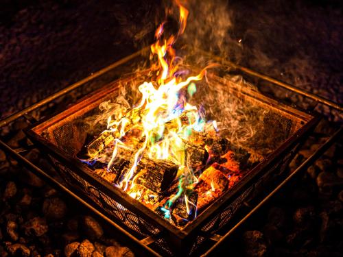 a fire in an oven with flames at グランピング　星が見の杜 in Nakatsugawa
