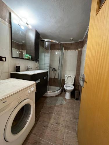 La salle de bains est pourvue d'un lave-linge et de toilettes. dans l'établissement P & P Apartment, à Alexandroúpolis