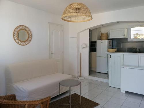 uma cozinha com uma cama e uma mesa num quarto em Maison T3 avec vue au bord de l’étang em Istres