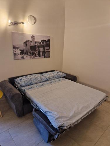 a bed sitting in a corner of a room at Casa Cristina in SantʼEusanio Forconese
