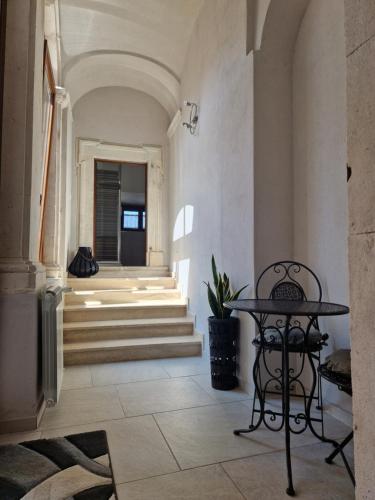 un pasillo con una mesa y escaleras en un edificio en Casa Cristina, en SantʼEusanio Forconese