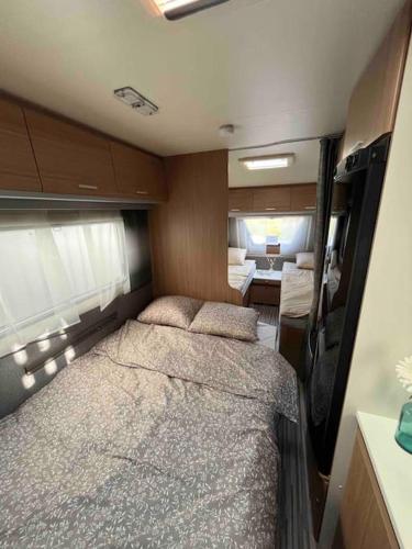 um pequeno quarto com uma cama num trailer em Boende i centrala Kungshamn em Kungshamn