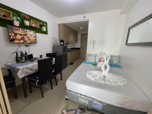 Staycation in Mall Of Asia Shore Residences with Balcony