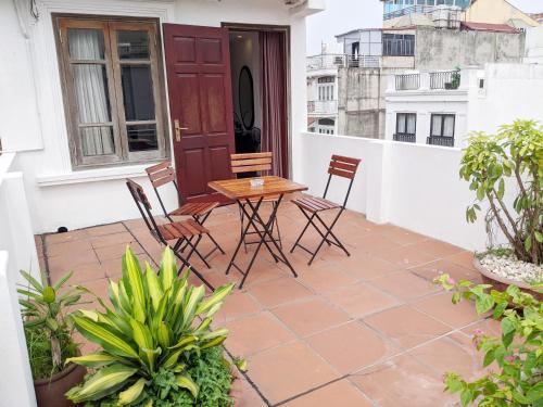 Un balcón o terraza de Parklane Central Hanoi Hotel