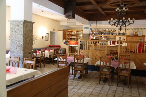 un ristorante con tavoli e sedie in una stanza di Hotel Voglauerhof ad Abtenau