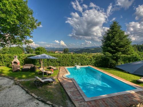 - une piscine dans l'arrière-cour d'une maison dans l'établissement Countryside Villa in Amandola with Swimming Pool, à Amandola