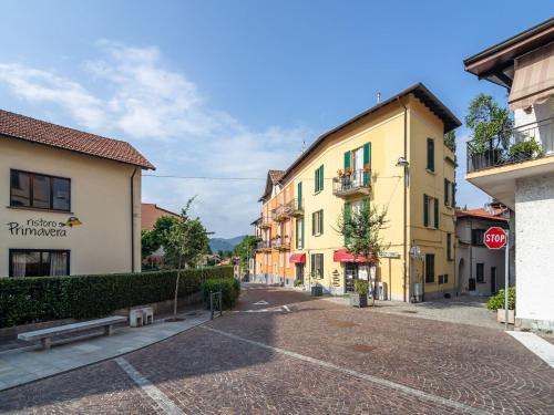 una strada in una città con edifici e un cartello di stop di Modern Apartment in Meina near the lake a Meina