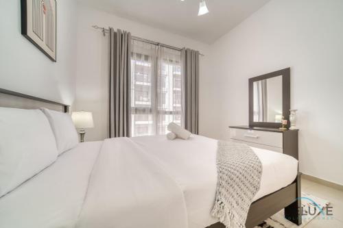 Postel nebo postele na pokoji v ubytování Soothing 1BR at Safi 1B Town Square Dubailand by Deluxe Holiday Homes