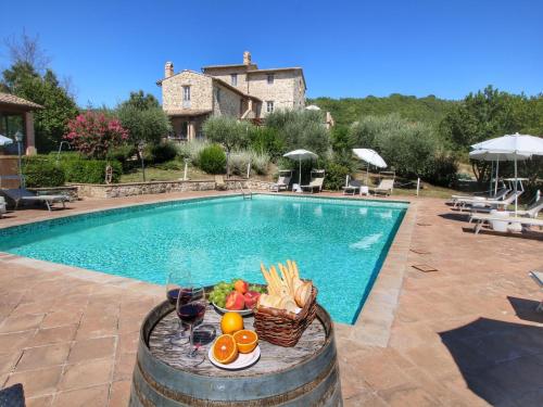 アッシジにあるPicturesque Holiday Home in Assisi with Poolのプール(食卓付)、フルーツバスケット