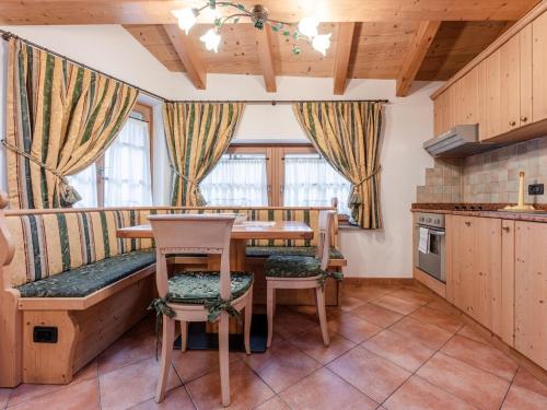 - une cuisine avec une table et des chaises dans la chambre dans l'établissement Charming apartment in Commezzadura with garden, à Deggiano