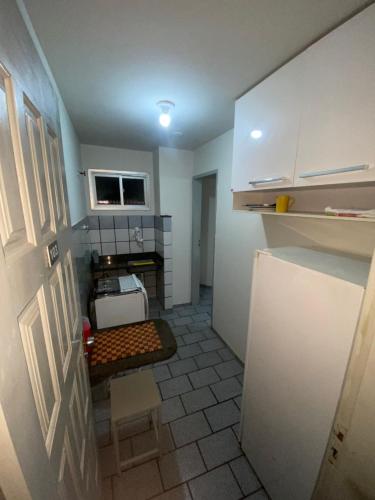 eine kleine Küche mit einem Kühlschrank und einer Mikrowelle in der Unterkunft Flat Aeroporto vitoria in Vitória