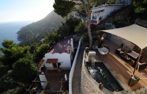 una vista aérea de una casa con piscina en Claro De Lua Circeo B&B en San Felice Circeo