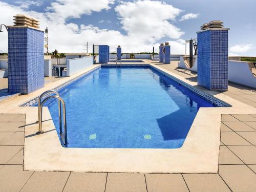 uma piscina no telhado de um edifício em Comfortable apartment at only 100 metres from the sea em Deltebre