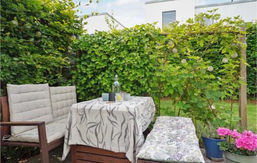 Κήπος έξω από το Nice Apartment In Risskov With Kitchen