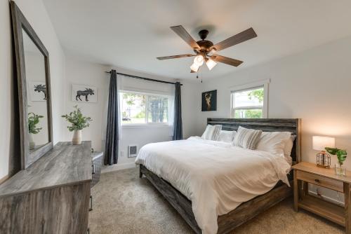 um quarto com uma cama e uma ventoinha de tecto em Teton Valley Getaway Fenced Yard, Grill em Ashton